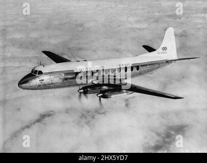 In Kürze -- Es wird erwartet, dass British European Airways im Oktober die erste Lieferung der Vickers Viscount 700 - von der dies ein neues Bild im Flug ist - des weltweit ersten Propeller-Turbinen-Luftliners übernehmen wird. Er wird von vier Rolls-Royce 'Dart'-Motoren angetrieben. Die Viscount, eines der brillanten neuen Flugzeuge, die Großbritannien in die Führungsrolle der weltweiten Zivilluftfahrt führen, ist auch bei den ausländischen Fluggesellschaften stark gefragt. Zusätzlich zu den 20, die für B.E.A. im Bau sind, wurden 12 Viscounts aufgenommen Stockfoto