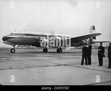 12.000 Miles To Go -- der Duke of Gloucester hält die Flagge für den genauen Moment bereit, um den Bea Viscount auf den Weg zu schicken. Die Flugzeuge, die bei dem 12.000 Meilen-Rennen zwischen London und Neuseeland gegeneinander antreten, startten heute vom Flughafen London aus. H.R.H. der Herzog von Gloucester war der offizielle Starter für das Rennen. Bevor der Herzog die Flugzeuge auf ihren langen Flug schickte, sprach er mit den Besatzungen und inspizierte die Flugzeuge. Das erste Flugzeug, das abflog, war die K.L.M. LiftMaster, der im Transportbereich antritt. Oktober Stockfoto