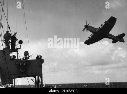 Angriff in der Bucht -- mit der Westunion-Flotte - Stürmt Eine 'Sea Fury' von Fleet Air Arm ein, um das niederländische Escort-Schiff 'John Maurits' anzugreifen, während es während der kombinierten Manöver der Westunion-Flotten durch den Golf von Biskaya pflügt. Während dieser Manöver - "Übung Verity", bei denen Schiffe der belgischen, der Butch- und der französischen Marine mit der britischen Heimatflotte kooperierten - machten U-Boote und Flugzeuge häufige Angriffe auf die Kriegsschiffe. Keynote der Übung, entwickelt, um den var zu trainieren Stockfoto