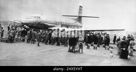 New Yorker Inspect Canadian Jet Engine -- der Avro Jetliner, ein in Kanada erbautes Jet-Linienflugzeug, zieht heute hier eine Menschenmenge an, nachdem er einen 365 Meilen langen Flug von Toronto, Kanada, in einer Stunde absolviert hat. Das Flugzeug mit 60 Passagieren ähnelt einem gewöhnlichen Flugzeug, außer dass es keine Propeller hat. An jedem Flügel befinden sich zwei Düsentore. Das Flugzeug trug Geschenke und Einladungen im Auftrag der Canadian International Trade Fair in Toronto vom 29. Mai bis 9. Juni. 18. April 1950. (Foto von AP Wirephoto).;Ne Stockfoto