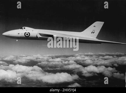 Schneller, höher und weiter - mit dem Delta-Flügel - ein neues Luft-Luft-Bild des Avro ***** Der weltweit erste operative Delta-Flügel, ***** Düsenbomber. ***** Strahlend-weiße, streng geheime Flugzeuge werden geflogen, ***** Übergeben, von Testpilot „Roly“ Falk. ***** Seine Delta-Form, die Avro 698 ist in der Lage, ***** Schneller, höher und weiter mit einer größeren Last wirtschaftlicher als alles andere auf der Welt. Es wurde in Menge für die Royal Air Force bestellt. 16. September 1952. (Foto von Planet News Ltd Stockfoto