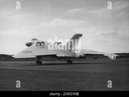 S.B.A.C. Flying Display in Farnborough -- ein Avro Vulcan Delta-Flügel-Bomber, angetrieben von vier Armstrong Siddeley Sapphire Jet-Motoren sah heute nach einem Demonstrationsflug mit Hilfe eines Fallschirms in Farnborough landen. 9. September 1953. (Foto von Fox Photos).;S.B.A.C. Flying Display in Farnborough -- ein Avro Vulcan Delta-Flügel-Bomber, angetrieben von vier Armstrong Siddeley Sapphire Jet-Motoren sah heute nach einem Demonstrationsflug mit Hilfe eines Fallschirms in Farnborough landen. Stockfoto