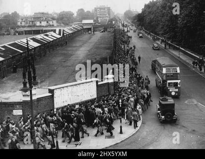 Cricket-Fans Stehen Für Den Zweiten Test An. Ein Blick auf die große Krone vor Lord's Cricket Ground heute Morgen. Einige der größten frühen Warteschlangen bildeten sich heute Morgen vor Lord's Cricket Ground, London - und warteten darauf, den Boden für das zweite Testspiel zwischen Südafrika und England zu betreten. Einige der frühesten Schlangen waren seit der Morgendämmerung dort. 21. Juni 1947. (Foto von Fox Photos).;Cricket Fans Queue for Second Test. Ein Blick auf die große Krone vor Lord's Cricket Ground heute Morgen. Einige der großen Stockfoto