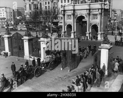 Trauerprozession des türkischen Botschafters - die Cortege beim Betreten des Hyde Park auf dem Weg zur Knightsbridge-Kaserne. Im Hintergrund ist Mabble Arch. Die Überreste des ehemaligen türkischen Botschafters in diesem Land, des verstorbenen Huseyin Ragip Baydur, wurden in einer Prozession von der Botschaft, 69, Partland Barracks, begleitet von der Kaisergarde, der Schotten-Wache und der Regimentsband Irish Guards, und Trommeln und Pfeifen der Schotten-Wachen, aufgenommen. In der Knightsbridge-Kaserne übertrug die inhaberpartei der coldstream-Wachen den Leichnam f Stockfoto