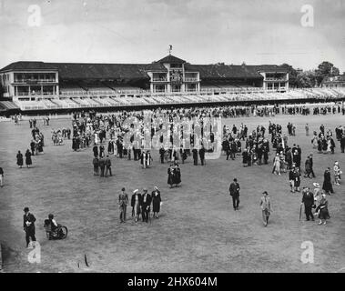 Cricket: Eton gegen Harrow at Lords 1. Tage. Gesamtansicht der Zuschauer auf dem Platz während der Pause. Die Eton-Harrow Fashion Parade. Der größte gesellschaftliche Anlass des Cricket ist das jährliche Spiel Eton-Harrow. Es ist eine lächerliche Pantomime des Spiels. 13. Juli 1951. (Foto von Sport und General Press Agency Limited).;Cricket: Eton V Harrow at Lords 1. Tag. Gesamtansicht der Zuschauer auf dem Platz während der Pause. Die Eton-Harrow Fashion Parade. Der größte gesellschaftliche Anlass für Cricket ist das jährliche E Stockfoto