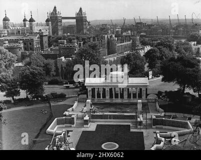 Zu Ehren der Männer der Handelsmarine -- wie das neue Denkmal auf der Rückseite des Gedenkens von 1914-18 steht. Im Hintergrund sieht man den Tower of London und die Tower Bridge und hinter ihnen die Docks, von denen aus so viele Männer der Merchant Navy ihre Schiffe segelten, in der schwierigen Aufgabe, die Versorgung dieses Landes aufrecht zu erhalten. Die Arbeiten an dem Denkmal, das auf einem Turmhügel, direkt vor dem Hafengebäude von London, errichtet wird, sind nun weit entfernt. Es ist eine Ehre der Männer der Handelsmarine, die ihnen die Ehre gaben Stockfoto