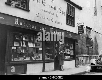 ***** VON The Marsh – der „Old Curioity Shop“ der Hauptstadt, verewigt von Charles Dickens. Der Laden liegt hinter den Gerichtshöfen in der Nähe von Lincoln's ***** Die Heimat der Anwälte - von Dickens in ***** erwähnt Seiner Werke. 1. Dezember 1948. (Foto: Planet News Ltd.);***** VON The Marsh – der „Old Curioity Shop“ der Hauptstadt, verewigt von Charles Dickens. Der Laden liegt hinter den Gerichtshöfen in der Nähe von Lincoln's ***** Die Heimat der Anwälte - von Dickens in ***** erwähnt Seiner Werke. Stockfoto