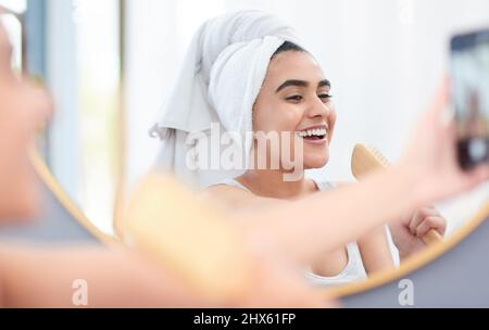 Meine Anhänger werden das lieben. Junge Frau, die ein Video von sich selbst aufgenommen hat. Stockfoto