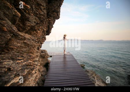 Die Menschen bewundern die weite Aussicht auf die Natur zu Fuß entlang des Strandes. Stockfoto