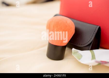 Nahaufnahme Make-up und Kosmetiktasche auf dem Bett. Stockfoto