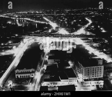 Newark -- bevor die Lichter erfuhren Newark, N.J. - Die Stadt Newark, New Jersey, wurde vom 12:15. Bis 12:30. Mai 26 in einem Test, der Kriegsbedingungen simulierte, "ausgedunkelt". Hier ist ein allgemeiner Blick auf die Stadt, von einem ihrer hohen Gebäude, während die normale Ergänzung der Lichter noch an sind. Sekunden später wurde der gesamte Verkehr gestoppt und beleuchtet, mit Ausnahme der beleuchteten Penn Station und der Highway-Routen 25 und 29 und Raymond Blvd. Wurden gelöscht. 26.Mai 1941. (Foto von ACME). Stockfoto