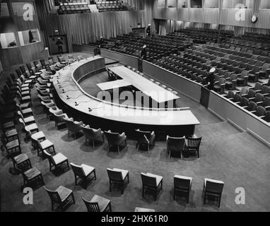 Der UNO-Ratssaal ist bereit für die Sitzung. Marines stehen am 24. März im ratsraum des Hunter College, New York City, wo die zweite Sitzung des Sicherheitsrates der Vereinten Nationen am 25. März stattfinden wird, Wache. Die Teilnehmer sitzen an einem geschwungenen Tisch. Andere UNO-Beamte und -Sekretäre werden auf der rechten Seite sitzen. Oben in der Mitte befindet sich der Pressbereich. Radio-, Fernseh- und Filmdienste werden die Kabinen oben rechts besetzen. 24. März 1946. (Foto von Associated Press Photo). ;UNO-Ratssaal bereit für die Sitzung. M Stockfoto