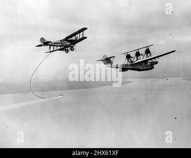 Mrs. Victor Bruce kommt mit leckendem Tank nach vergeblichen Bemühungen, die Versorgung für einen Monat im Flug zu halten. Nach mehr als 15 Stunden in der Luft war die Hon. Mrs. Victor Bruce mit ihren beiden Mitpiloten und dem fliegenden Offizier J.B. Pugh und Flug Sergej. W.R. McCleary im Amphibienflugzeug die Stadt Portsmouth kam mit einem undichten Benzintank auf das Wasser vor Ventnor, Isle of Wight. Das Betanken wurde in der Luft durchgeführt, wie für den Monat während des Fluges vereinbart, aber trotz wiederholter Betankung Stockfoto