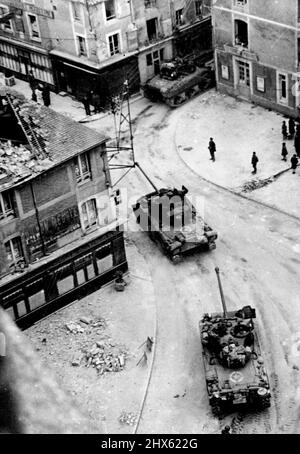 Sherman Seventeen - Pounder in der Normandie der amerikanische Sherman Tank erscheint nun an der britischen Front in der Normandie und montiert die 17pounder Kanone. Dieser Umbau wurde im Vereinigten Königreich durchgeführt, und der Sherman mit dem 17pounder stellt ein Match für sein deutsches Pendant dar. Sherman 17pounder Panzer, die durch ein Dorf in der Normandie in Richtung Caen vorrücken. 11. September 1944. (Foto von British Official Photograph).;Sherman Seventeen - Pounder in der Normandie der amerikanische Sherman Tank ist jetzt appea Stockfoto