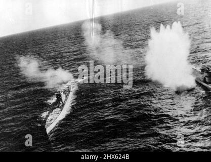 German Subs -- an der Oberfläche gefangen offenbar im Begriff, eine Betankung auf See zu versuchen, werden zwei deutsche U-Boote von Tiefenbomben eines Grumman-Rächer-Torpedo-Bombers überrascht, der vom Flight Deck eines Begleitträgers abhob. Der Pilot pflanzte eine Bombe an der rechten Seite, genau wie dieses Bild aufgenommen wurde. 22. Oktober 1943. (Foto von Associated Press Photo).;Deutsche Suben -- an der Oberfläche gefangen offenbar im Begriff, eine Betankung auf See zu versuchen, werden zwei deutsche U-Boote von Tiefbomben aus überrascht Stockfoto