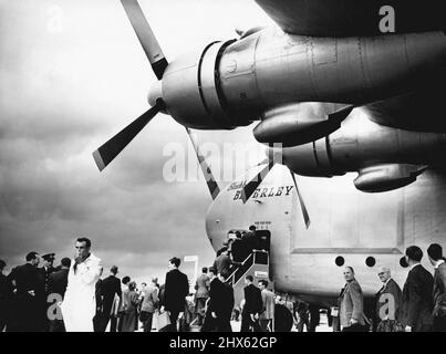 Farnborough Air Show -- Besucher der Show, die den riesigen Blackburn Beverley Frachter betreten, der von vier Bristol Centaurus Kolbenmotoren angetrieben wird. Die Flying Display und Ausstellung britischer Flugzeuge wurde heute in Farnborough eröffnet. 06. September 1954. (Foto von Barratt's). Stockfoto