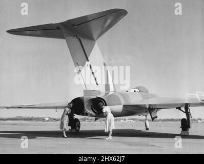 Hinter dem Javelin im Farnborough Air Display, das hier am Dienstag eröffnet wird, befindet sich der Javelin, ein zweisitziger Allwetterjäger mit zwei Düsendüsen, der in dieser Rückansicht abgebildet ist. Ein beeindruckendes Merkmal des Flugzeugs ist die High-Tail-Einheit. Die Öffentlichkeit wird am Freitag zur Show zugelassen. 06. September 1953. (Foto von United Press Photo). Stockfoto