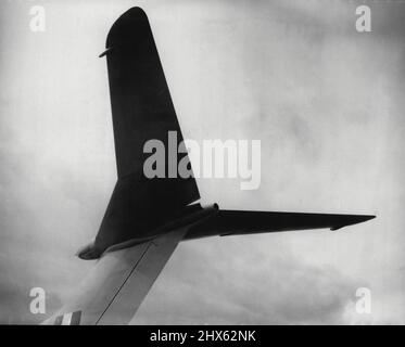 Air Show Shape hoch in den Himmel ragend, sieht es aus wie ein neues Kampfflugzeug. Eigentlich ist es nur das Rückflugzeug eines Handley Page Victor Bombers in Farnborough, Hampshire, heute (Sonntag) bereit für die Air Show, die von morgen bis nächsten Sonntag (11. Oktober) stattfindet. 04. September 1955. (Foto von Reuterphoto). Stockfoto