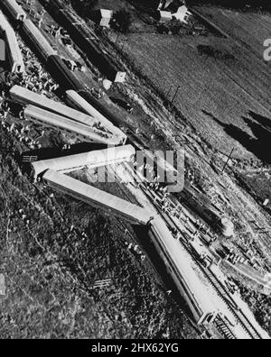 Dies ist eine allgemeine Luftansicht des heutigen Crashs in Monica, Ill., des Cracks, der Santa Fe den El Capitan und den Kansas City Chef trainiert. 07. Juli 1950. (Foto von AP Wirephoto). Stockfoto