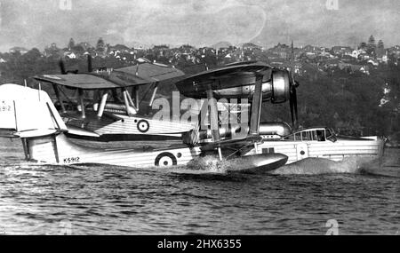 Flying-Boats Heben Ab. Ein ungewöhnlicher Effekt wurde erzeugt, als zwei der britischen Flugboote, die heute nach Melbourne und nach Hause fuhren, sich im Hafen passierten. Der im Hintergrund hat das Wasser verlassen. Der andere wirft Spray auf, um die anderen beim Start zu drehen und ihnen zu folgen. 4. März 1938. Stockfoto