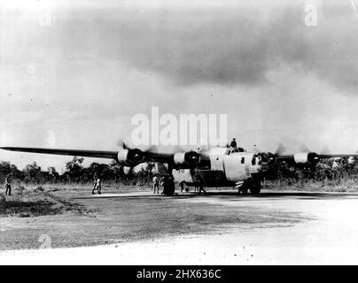 Das Flugzeug, das am 27. Januar das Wasserkraftwerk Kali Konto außer betrieb setzte - die australischen bemannten Liberatoren. Das Flugzeug wird von F/LT. Kirkwood. Dieses Foto wurde innerhalb weniger Minuten nach der Rückkehr des Flugzeugs zur Basis nach ihrer äußerst erfolgreichen Mission aufgenommen. 26. Februar 1945. (Foto vom Department of Air). Stockfoto