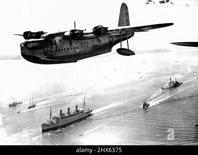 König und Königin segeln für Kanada - begleitet von 'Repulse' und R.A.F. Ebenen. „Empress of Australia“ segelt den Ärmelkanal entlang, gefolgt von der „Repulse“ und begleitet von „Sunderland“-Flying-Boats der Royal Air Force. Gefolgt vom Kampfcruiser 'Repulse' und begleitet von Staffeln von fliegenden Booten der Royal Air Force, segelte der Liner 'Empress of Australia' aus Portsmouth mit dem König und der Königin an Bord zum Staatsbesuch in Kanada und Amerika 'Repulse', der den Royal übernommen haben sollte Stockfoto