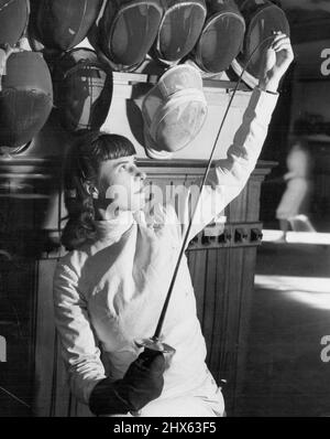 Frau Joan Majendie, die Großbritannien bei den Olympischen Spielen vertreten soll, beugt sich vor dem Training im Londoner Fechten Club vor. 24.Mai 1948. (Foto von Reuterphoto) Stockfoto