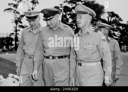 (L bis R) Maj Gen Dryan L. Wilburn, dcofs für ***** FEC: General Otto P. Deyland Acting Cincfe and CG, Feaf and LT Gen Isaac D. White, former CG, US Corps: During review ***** Statt ***** Heights, Tokio, Japan, zu Ehren von LT. General White, der für seinen neuen Auftrag ***** in die Vereinigten Staaten aufläuft Zweite Armee. 14. August 1953. (Foto von Sgt. Robert S. Leonard, Foto der US Army). Stockfoto