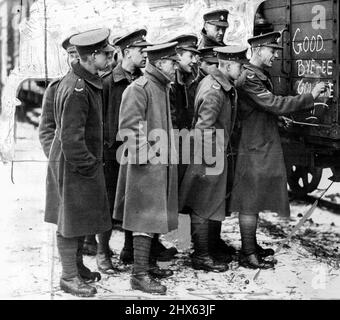 Die Evakuierung des Rheins: Ein Tommy bei seinem Abschied auf einem Kölner Eisenbahnwaggon. Die britische Armee begann nach sieben Jahren mit der Evakuierung von köln, am Vorabend der Unterzeichnung des Locarno-Friedenspakts. 1. Januar 1929. (Foto: Sport & General Press Agency, Limited). Stockfoto