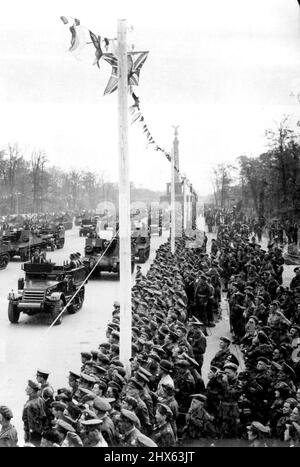 Britische Siegesparade in Berlin: Soldaten der Besatzungstruppen beobachten die „Siegesparade“ auf ihrem Weg entlang der Charlotteburger Chaussee. Im Hintergrund ist die berühmte vergoldete „Siegessäule“ zu sehen. Premierminister Winston Churchill stand gestern, am 21. Juli, stolz im Herzen Berlins und beobachtete, wie britische Kampftruppen im Sieg durch die Straßen der eroberten deutschen Hauptstadt marschieren. Churchill nahm den Gruß mit seinen Stabschefs neben ihm und Vertretern der entgegen Stockfoto