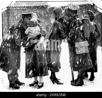 Die Evakuierung Kölns, Abschiedsszenen im Schnee: Die britische Armee begann nach sieben Jahren am Vorabend der Unterzeichnung des Locarno-Vertrags in London mit der Evakuierung kölns. Royal Engineers verabschieden sich vor ***** von ihren Frauen (die später folgen werden) Nach Wiesbaden auf dem Weg nach England. 1. Januar 1929. (Foto: Sport & General Press Agency, Limited). Stockfoto