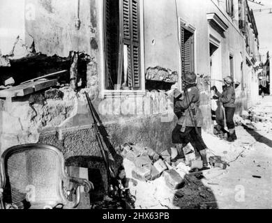 Yanks entfernen Sprengstoffe in Anzio: Ingenieure der US-Armee graben Sprengstoffe aus, die an den Seiten eines Gebäudes neben den Docks von Anzio von Deutschen vergraben wurden, um die Docks zu blockieren, die von Verbündeten am neuesten italienischen Strandkopf verwendet werden können. 29. Februar 1944. (Foto von Associated Press Photo). Stockfoto