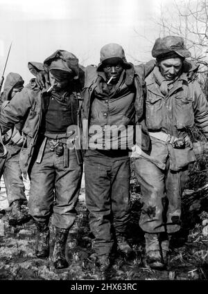Durch Mangel an Nahrung verwundet und schwach, stolpern amerikanische Soldaten in eine australische Position in Korea. Die Männer waren von den Kommunisten gefangen gehalten worden. 8. März 1951. Stockfoto