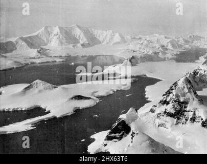 Kapitän Sir Hubert Wilkins rührende Kameraaufzeichnung der zweiten Hearst-Wilkins Antarktisexpedition. Diese exklusiven Bilder, die von Kapitän Sir Hubert Wilkins aus einer inspirierenden Fotoaufzeichnung der zweiten Hearst-Wilkins Antarktisexpedition aufgenommen wurden, enthüllen mehr von den eisigen Geheimnissen dieses riesigen, geheimnisvollen und fast unzugänglichen Polarkontinents. Die Basis für die Expedition wurde auf Deception Island eingerichtet, ein alter Walfang beobachtet und fotografiert. Die anderen Mitglieder der Expedition Stockfoto