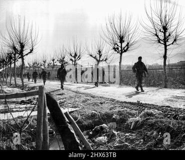 Ein Tag mit den 25. (Drittel von zehn) - die schrägen Strahlen der Morgensonne werfen lange Schatten der Soldaten, während sie sich in die vordersten Positionen bewegen. 3. Februar 1951. (Foto von ACME). Stockfoto