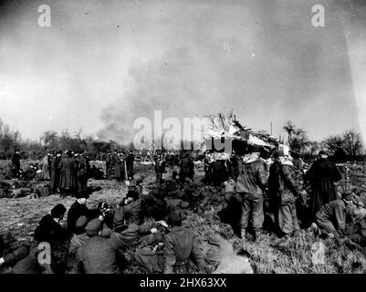 British Second Army Cross the Rhine: Die erste Gruppe von etwa 200 Gefangenen. Im Hintergrund ist eine brennende Farm zu sehen. 18. Juni 1945. (Foto von British Newspapers Pool Photo). Stockfoto