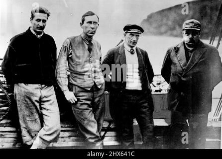 Andrees Lager auf der Weißen Insel - nach 33 Jahren: M. Sorensen (Zoologe) und Dr. Gunnar Horn, Leiter der norwegischen wissenschaftlichen Expedition, und Kapitän P. Eliassen, Meister des Bratvaag, und Botaniker Olaf Hanssen. 9. Oktober 1930. (Foto von The Times). Stockfoto