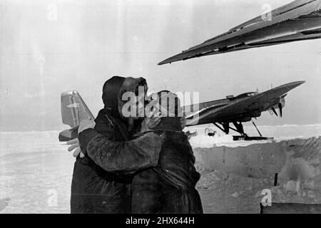 Die sowjetische Expedition am Nordpol: Ernst Krenkel, Funker der Nordpol-Überwinterungspartei, verließ eines der Mitglieder der Expedition, bevor die Flugzeuge die treibenden Eisschollen zum Festland verließen. 1. Juni 1937. (Foto von Soyuzphoto). Stockfoto