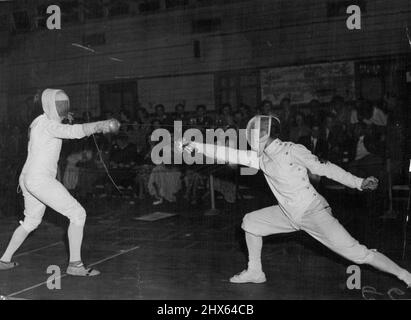 British Empire Games 1950. Empire Games Fechten in Auckland 8.. Februar. C.L. de Beaumont, links, Hauptstadt des englischen Teams, und R.R. Paul, England, Gewinner des einzelnen Folientitels, in einem Ausstellungsspiel nach den Meisterschaften. Einer der ältesten Fechtclubs Sydneys, der Foils Club, wird bald seine Schwerter schleuden, wenn keine neuen Räume gefunden werden. 14. Februar 1950. Stockfoto