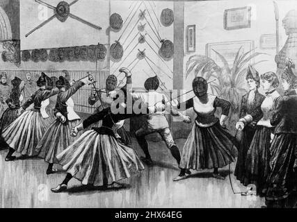 Masken schützten 1888 die Gesichter, die die Beine der Mitglieder der Ladies-Klasse des Fencer's Clubs in der West 24. Street, New York City, wabberten. Sie betonten die waspische Taille 3.Mai 1950. (Foto nach Kamera-Funktionen) Stockfoto