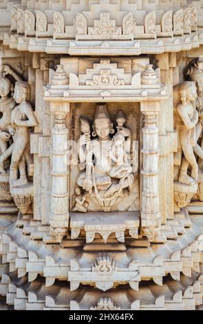 Wandschnitzereien von weiblichen Figuren im Hindu Shree Jagat Sheromani Ji Tempel, Jagdish Chowk, Udaipur, Rajasthan, Indien Stockfoto