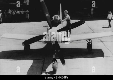 Clipped-Winged Fighter für Thompson Races vorbereitet -- Major Charles (Chuck) Tucker schaut auf sein ehemaliges Armeeflugzeug King Cobra, das acht Fuß von jedem Flügel abgeschnitten war, an dem er am Thompson Trophy-Rennen der kommenden nationalen Luftrennen in Cleveland, Ohio, im August 30 teilnehmen will. Major Tucker, geändert um seine Geschwindigkeit zu erhöhen, schätzt die Geschwindigkeit dieses Schiffes, das nur 25 Fuß weit verbreitet war, auf fast 600 M.P.H. ein 17. August 1946. (Foto von AP Wirephoto). Stockfoto