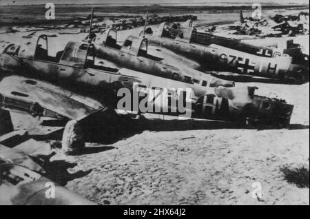 Zerstörte Flugzeuge markieren Axis Retreat in Ägypten -- zerstörte und verlassene deutsche Flugzeuge auf einem Feld in der Nähe von El Daba, Ägypten, zeugen von der britischen Luftoffensive, die dem Auftrieb der Landstreitkräfte nach Westen voranging. Dies ist ein offizielles Bild von Großbritannien. 25. November 1942. (Foto von AP Wirephoto). Stockfoto