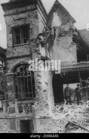 Erste Bilder des deutschen Luftangriffs in Frankreich -- das Wrack eines malerischen Hauses im französischen Dorf Mery-Sur-Oise, nachdem gestern, am 10. Mai, eine Nazi-Bombe auf das Haus gefallen war. 12. Juni 1940. (Foto von Associated Press Photo). Stockfoto