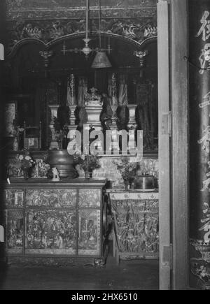 Das Innere eines chinesischen Tempels ist Joss House in Glebe. 29. Januar 1949. (Foto von John Aloysius Mulligan/Fairfax Media). Stockfoto