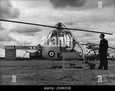 Farnborough 1955 -- der Fairey Ultra Light. Einer der kleinsten Hubschrauber. Wird von der Armee eingesetzt. Die Farnborough Air Show wird heute eröffnet. Organisiert von der Gesellschaft britischer Flugzeugbauer umfasst es viele neue Flugzeuge und zeigt der Welt weiterhin, was Großbritannien in der Luft tun kann. 5. September 1955. (Foto von Paul Popper Ltd.). Stockfoto