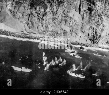 JAP-Schiffe vor den Bonin-Inseln unter Beschuss -- Wasserausbrüche von Maschinengewehrkugeln im Kaliber 50 schießen bei einem Angriff von 7. Luftwaffenbefreiern auf der Basis der Marianen um zwei Jap-Schiffe, die vor der felsigen Küste von Haha Jima auf den Bonin-Inseln vor Anker liegen. Die Japs haben die B-29-Stützpunkte der Superfortress in den Marianen von ihren Stützpunkten auf den Bonin-Inseln aus angegriffen. 17. Dezember 1944. (Foto von Associated Press Photo). Stockfoto