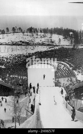 Nichts für Nervenkus -- die VIII. Olympischen Winterspiele in Oslo, Norwegen. Ein Blick von der Spitze der großen Holmenkollen-Skipiste während des kombinierten Skisprungs-Events - mit Vlastimil Melich aus der Tschechoslowakei in der Luft. Die Veranstaltung wurde von Slattvik, Norwegen, gewonnen. 18. Februar 1952. (Foto: Sport & General Press Agency, Limited). Stockfoto