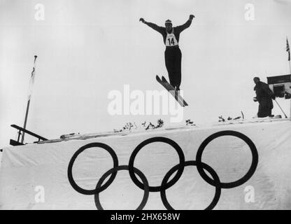 Die Olympischen Winterspiele – ein Teilnehmer, der die Schanze während des kombinierten Ski- und Langlaufevents der Olympischen Winterspiele nimmt, das jetzt in Oslo stattfindet. 19. Februar 1952. Stockfoto