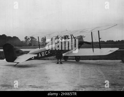 „Smithy“ und der Southern Cross Junior im Heston Air Park, Honslow, wurden unmittelbar vor seinem Flug nach Australien aufgenommen. Dieses Foto wurde vom Flügelkommandanten Kingsford Smith in seinem Flugzeug getragen, das gestern in Sydney ankam. 15. April 1931. (Foto der Vacuum Oil Co. Pty. Ltd.). Stockfoto